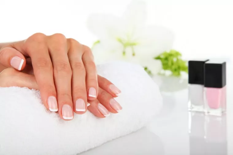 Faire une dépose de vernis semi permanent sans acétone, Montreuil-sur-Mer, Aman'Beauté