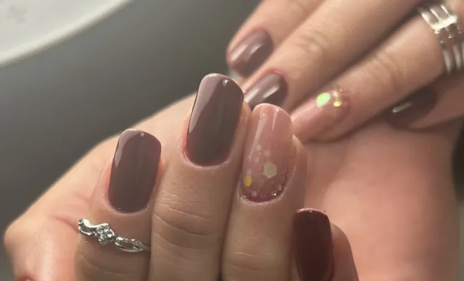 Gainage sur ongles naturels et nail art incrustations de paillettes 